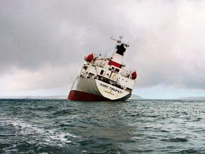 English: The reefer ship Ivory Tirupati arriving in Brest with heavy list.
Français : Le navire frigorifique Ivory Tirupati arrivant à Brest, avec une gîte importante